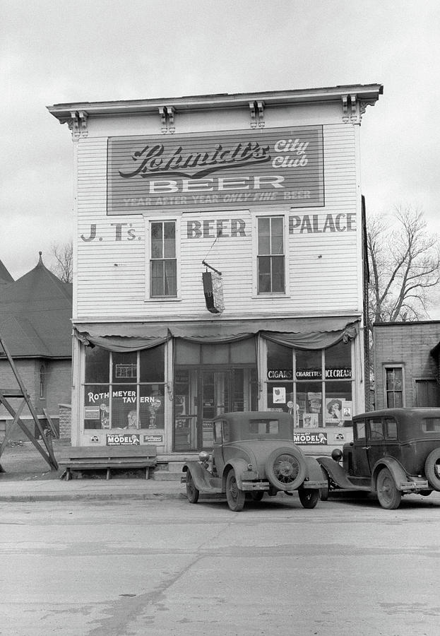 Iowa Beer Palace, 1940 Photograph by Granger