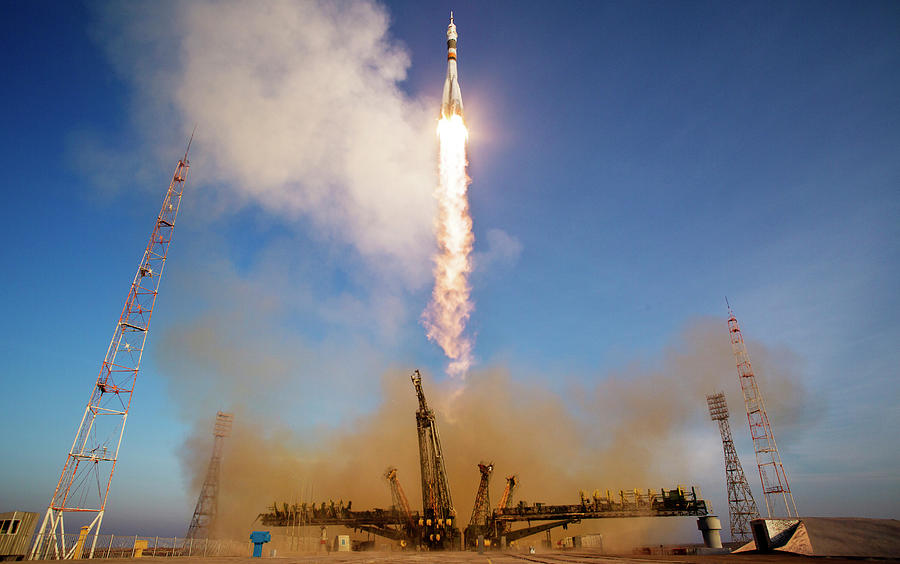 Iss Expedition 46 Launching Photograph by Nasa/joel Kowsky