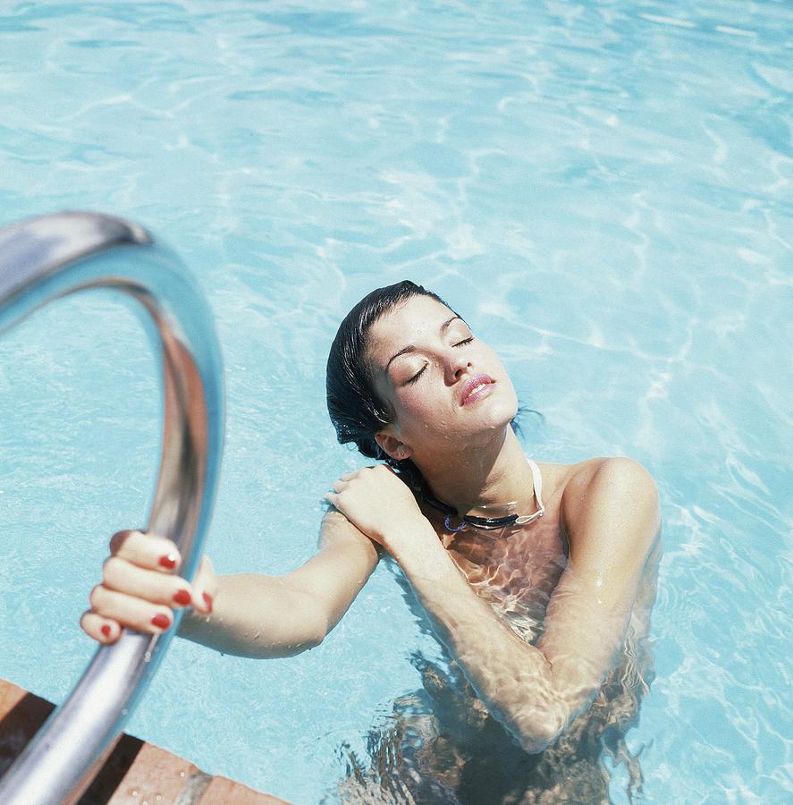 Janice Dickinson Holding Railing In Swimming Pool Photograph by Horst P. Horst