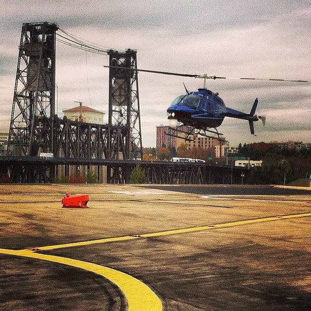 Jet 2 Landing At The Downtown Portland Photograph by Mike Warner