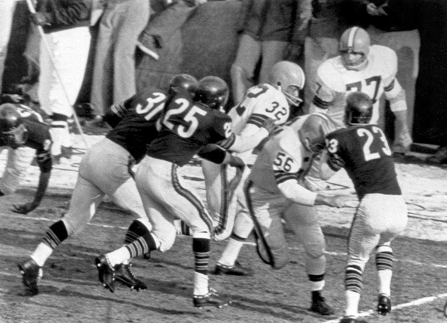Jim Brown Runs For Touchdown Photograph by Underwood Archives