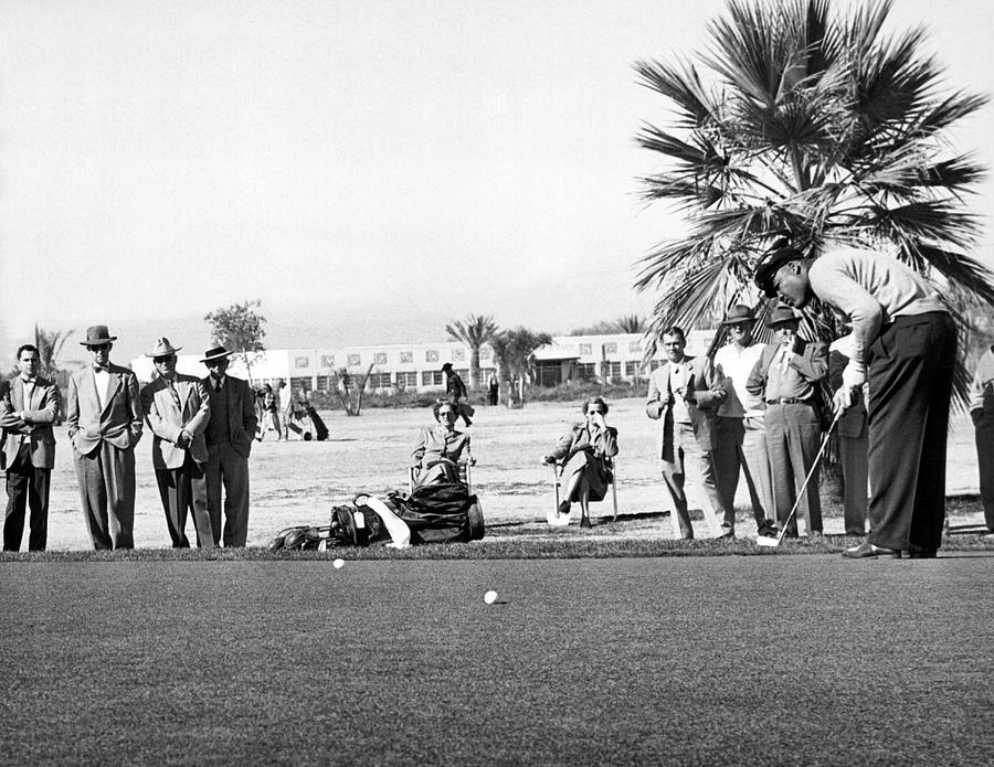 Joe Louis Golfing Photograph by Underwood Archives