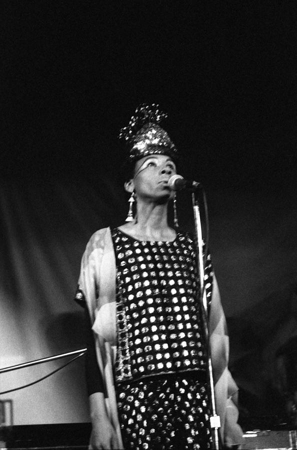 June Tyson Sings Photograph by Lee Santa