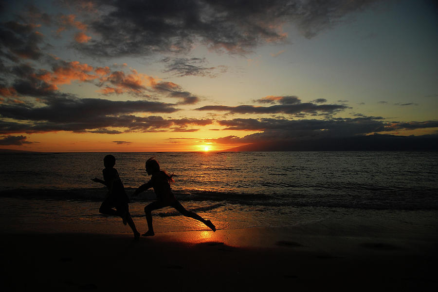 Kids Silhoutte On The Beach Photograph by By Stephanie Zell