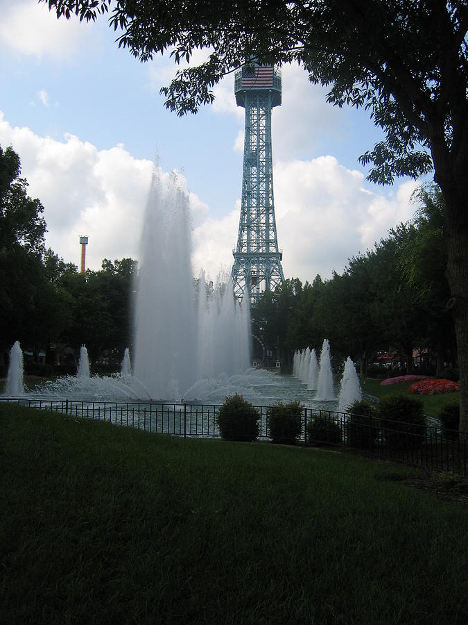 Kings Photograph - Kings Dominion - Eiffel Tower - 01131 by DC Photographer