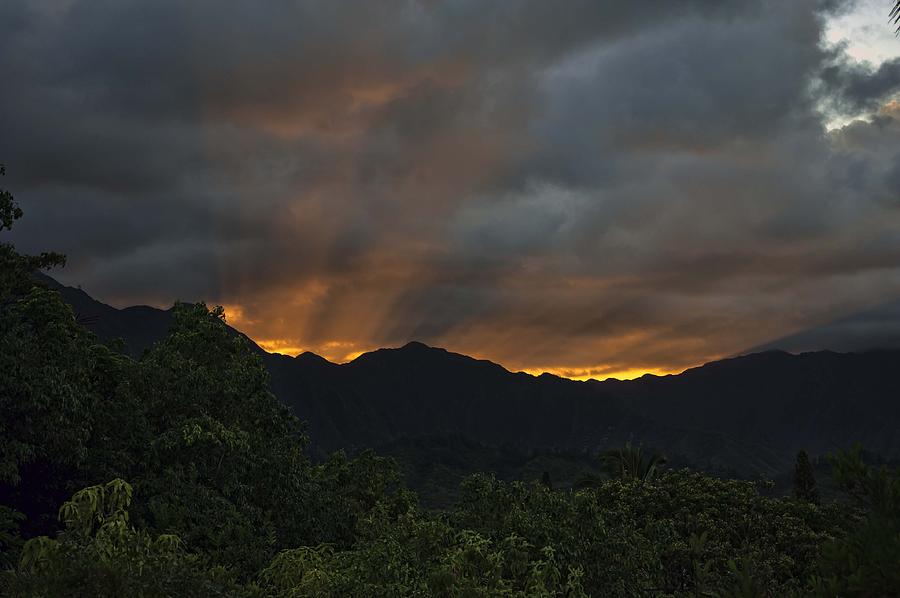 Koolau Sunset Rays Photograph by Dan McManus