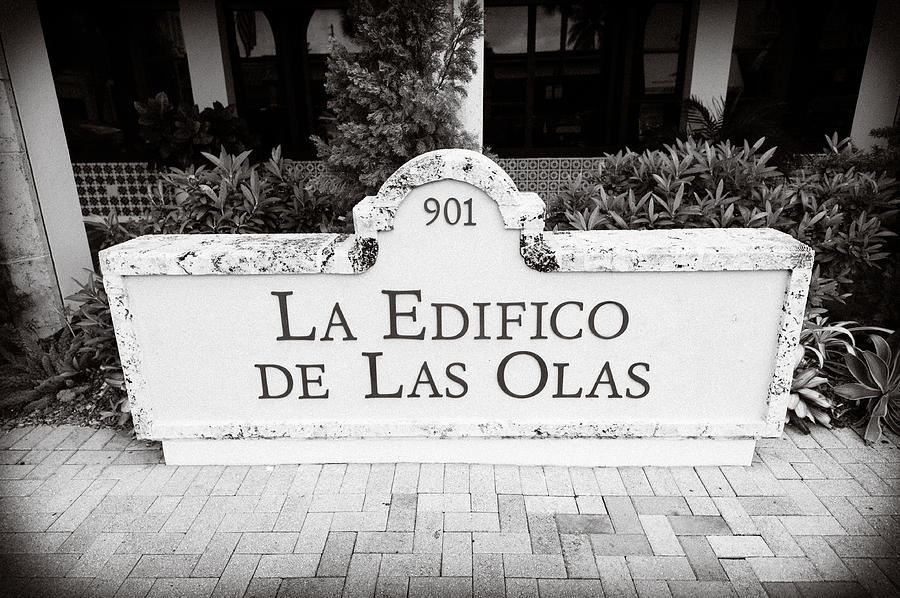 La Edifico de Las Olas Photograph by Bill Howard