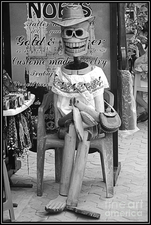 Black And White Photograph - La muerte mexicana by Agus Aldalur