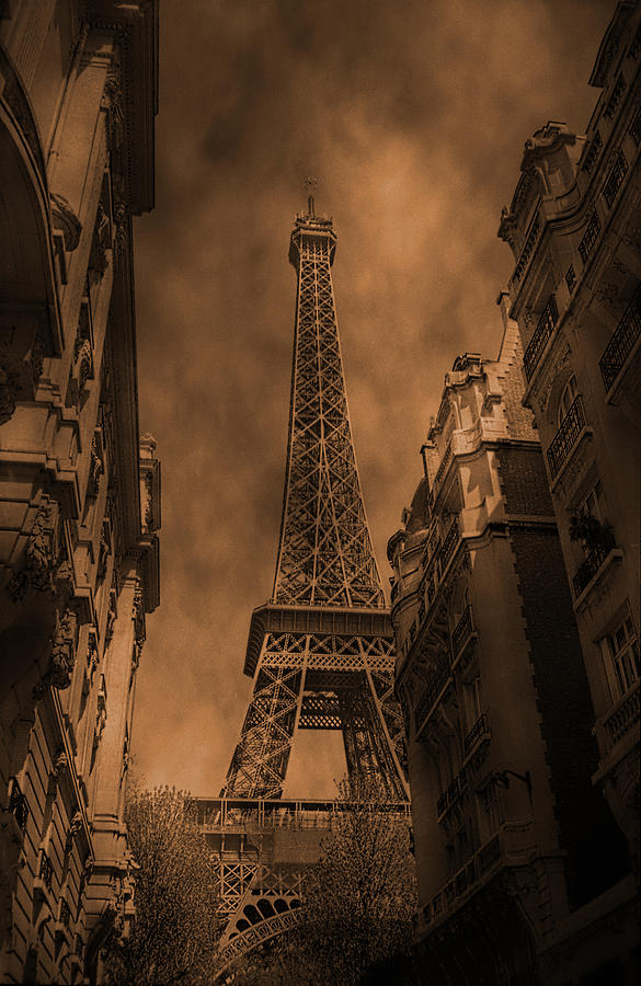 La Tour Eiffel Photograph by Guillermo Rodriguez