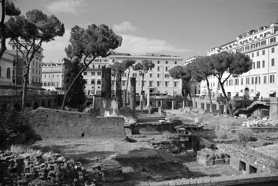 Black And White Photograph - Largo di Torre - Roma by Dany Lison