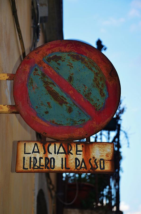Sign Photograph - Lasciare libero il passo by Dany Lison