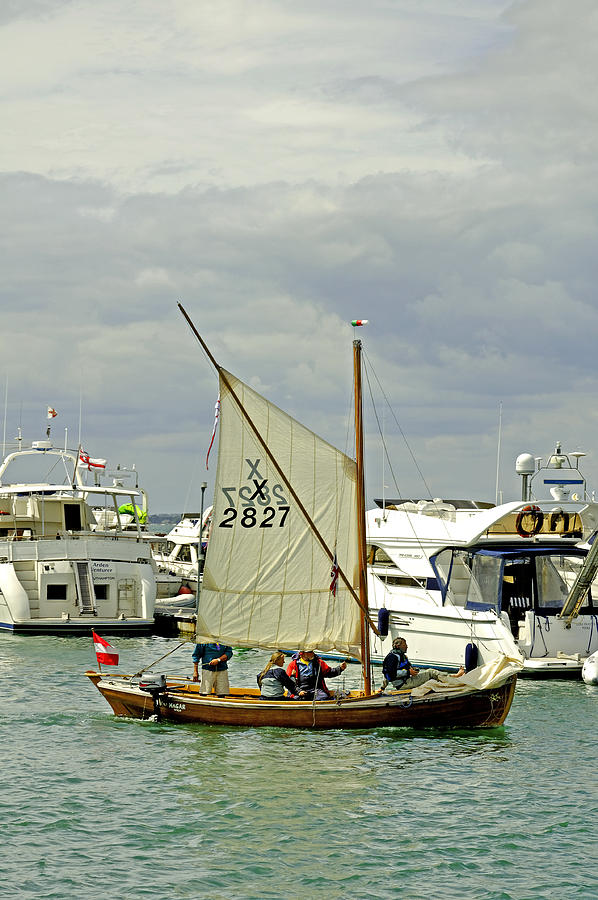 Leaving Yarmouth Harbour Under Sail Photograph by Rod Johnson