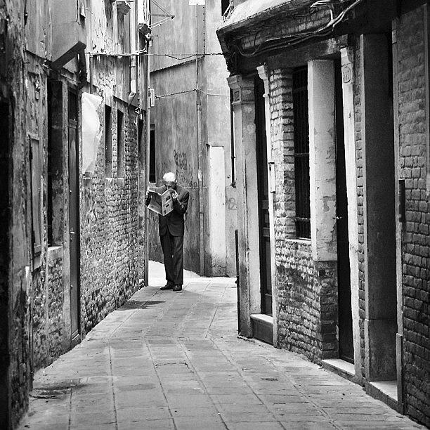 Italy Photograph - Leitura No Beco Veneziano by Carlos Alkmin