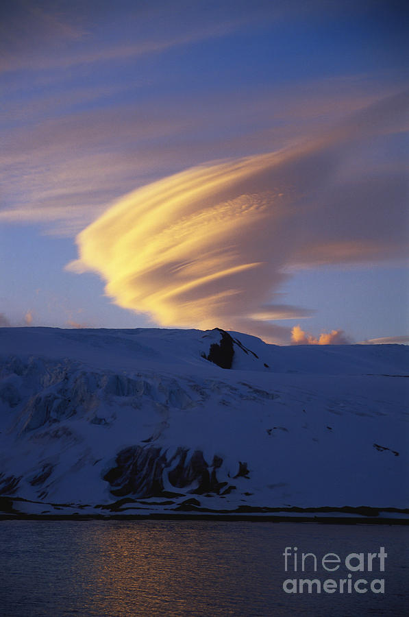 Lenticular Cloud Photograph by Greg Dimijian