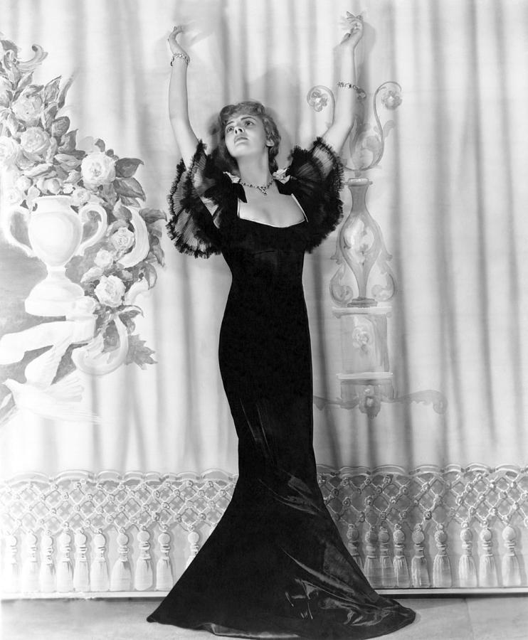 Lillian Bond Looking Elegant Photograph by Underwood Archives