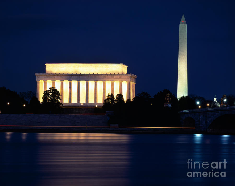 Lincoln Memorial Photograph - Lincoln And Washington Memorials by Rafael Macia