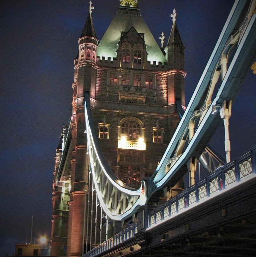 London Bridge Tower Pyrography by Gary Smith