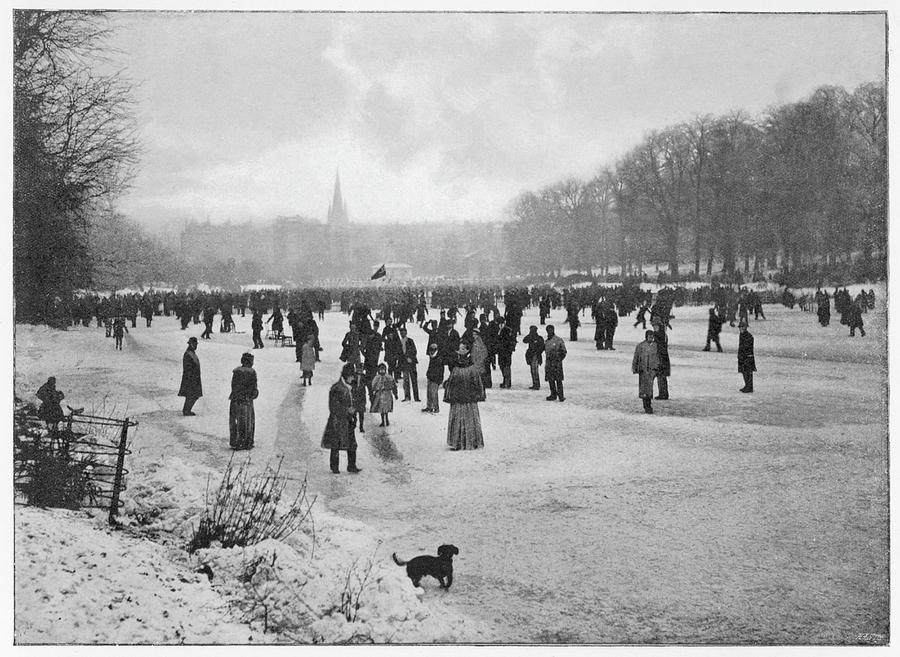 Londoners Skate On The Serpentine Photograph by Mary Evans Picture ...