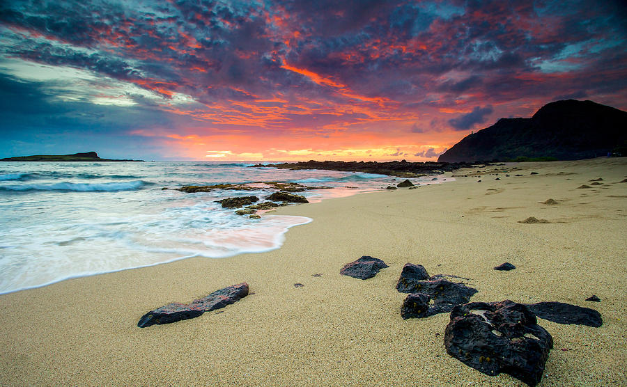 Hawaii Photograph - Looking East by Robert Aycock Hawaii Photograph - Looking East by Robert Aycock
