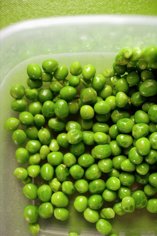 Lots Of Mangetout Peas In Bowl Of Water Photograph by Foodcollection ...