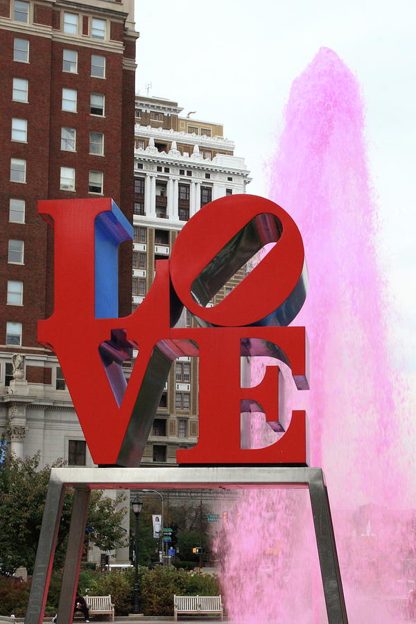 Love Sculpture - Philadelphia Photograph by Lou Ford