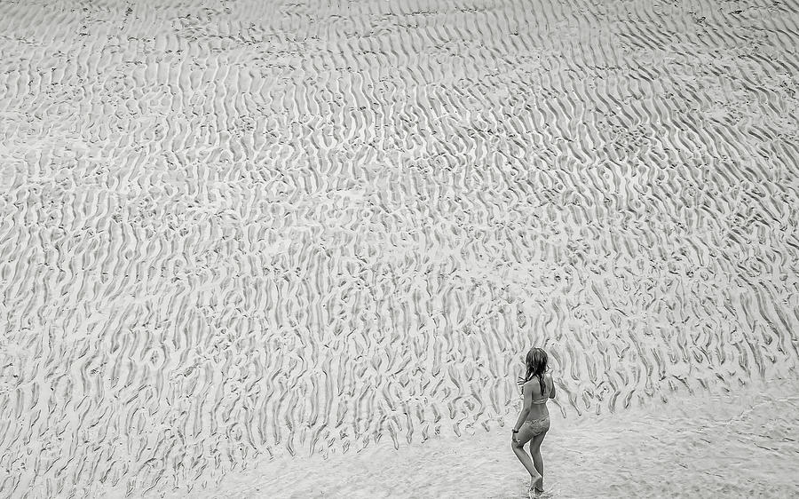 Black And White Photograph - Low Tide by Gloria Salgado Gispert