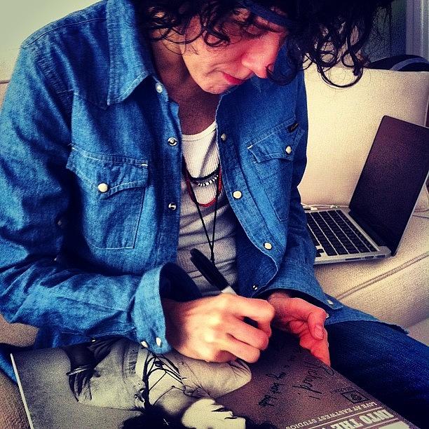 Lp Signing Her Vinyl Ep For Me! Photograph by Richard Reens