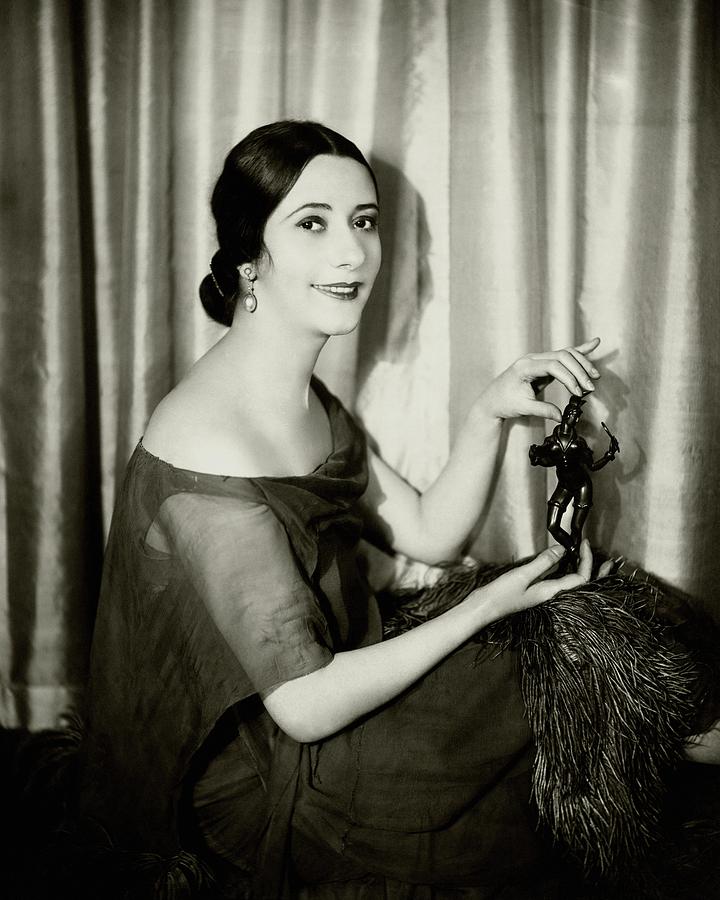 Lynn Fontanne Holding A Statue Photograph by Florence Vandamm