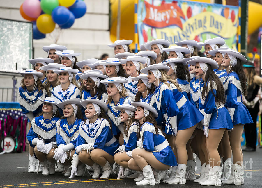 Macys Thanksgiving Day Parade Photograph by David Oppenheimer