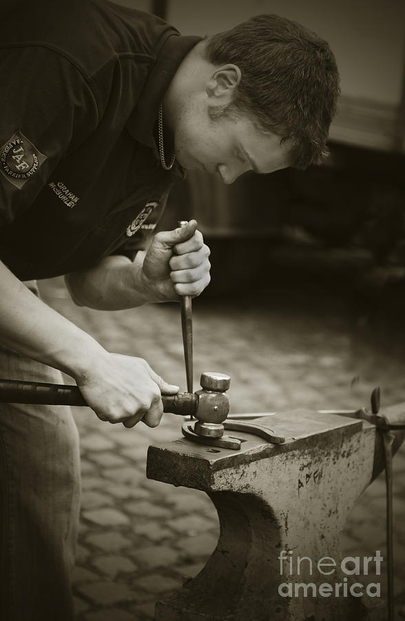 Making a horseshoe Photograph by Liz Leyden