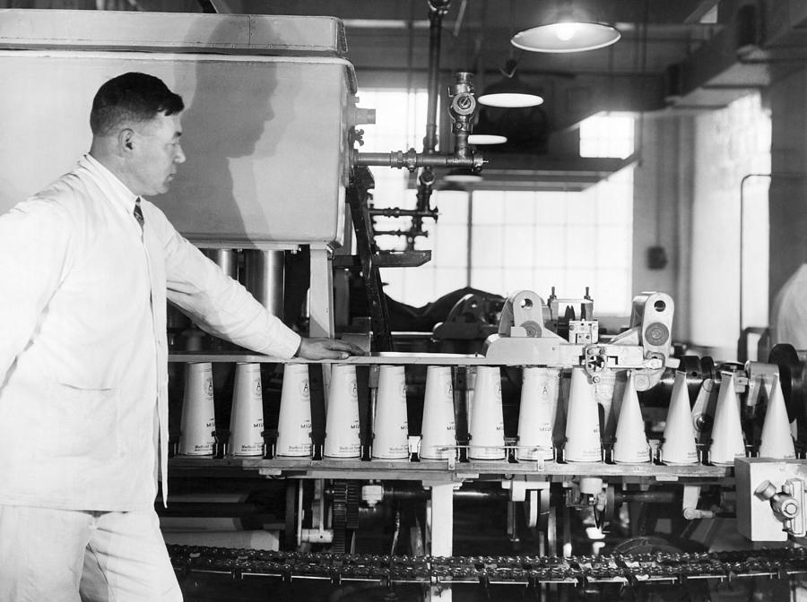 Making Paper Milk Containers Photograph by Underwood Archives