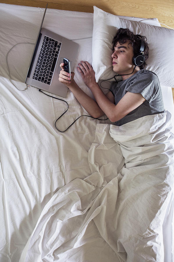 Terugroepen Gelukkig Slank Man In Bed With Laptop And Phone Photograph by Mauro Fermariello - Fine Art  America