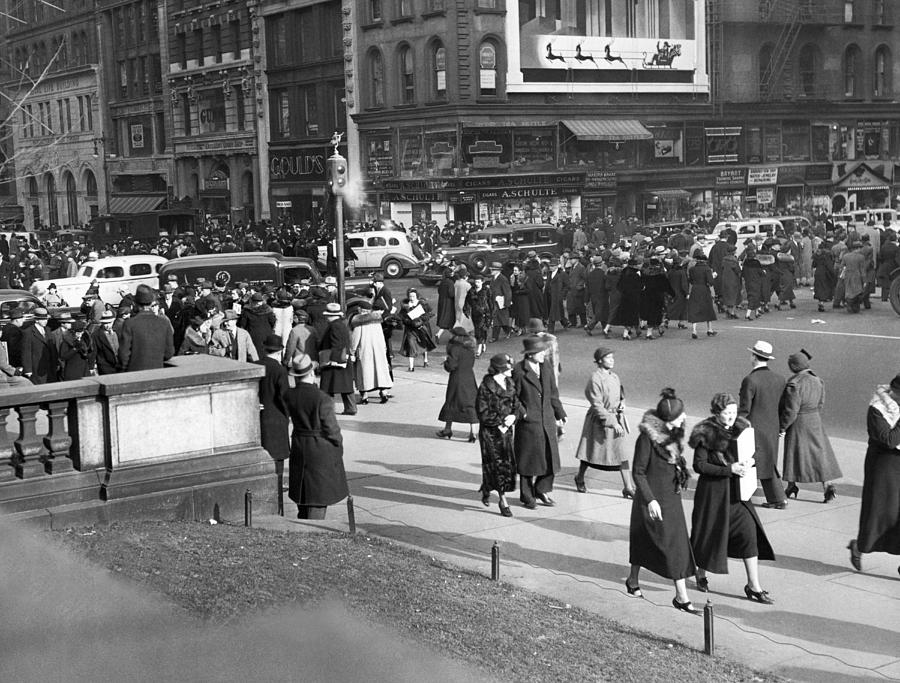 Manhattan  Shoppers Photograph by Underwood Archives