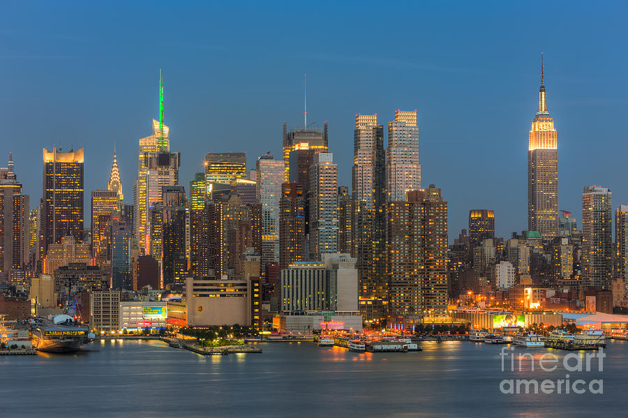 Manhattan Twilight III Photograph by Clarence Holmes