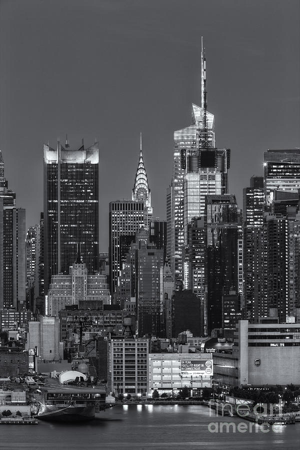 Manhattan Twilight IX Photograph by Clarence Holmes