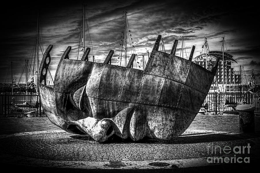 Maritime Memorial Cardiff Bay Mono Photograph by Steve Purnell