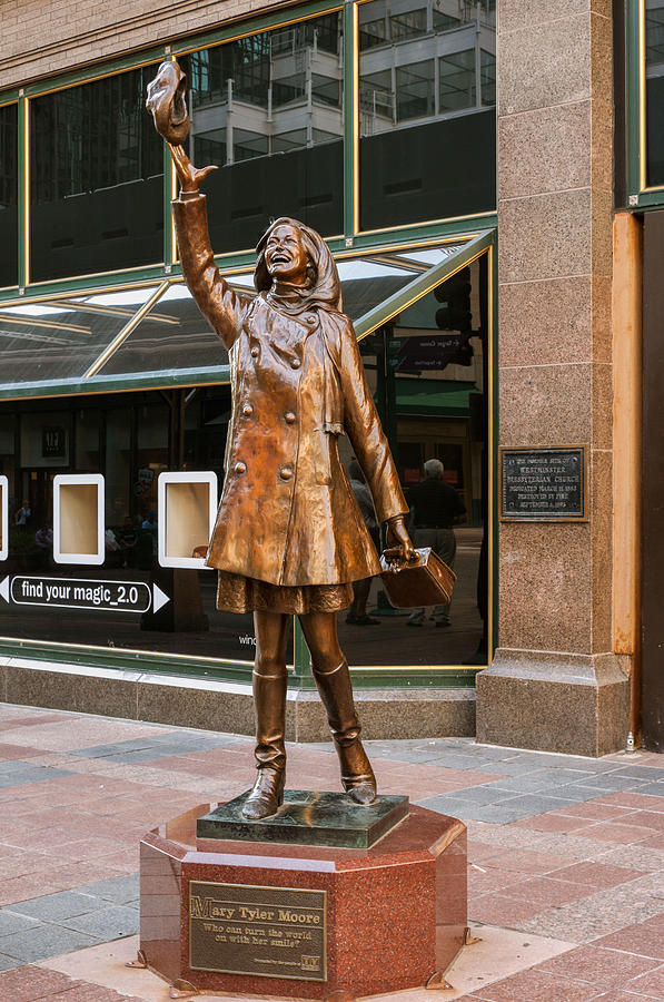 Mary Tyler Moore Statue Photograph by Lonnie Paulson
