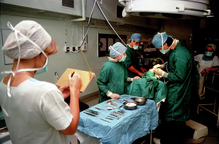Medical Illustrator At Work In Operating Theatre Photograph by James Stevenson/science Photo Library