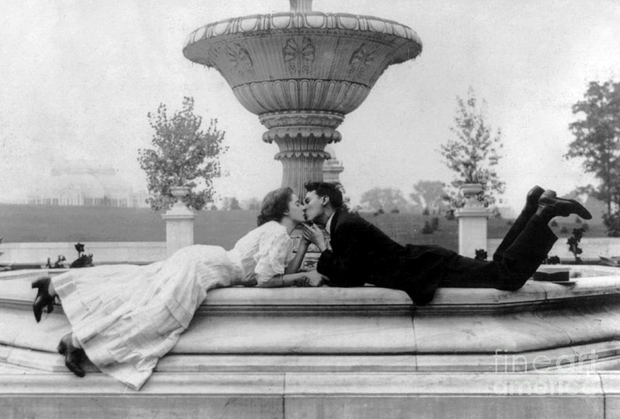 Meet Me At The Fountain 1908 Photograph by Science Source