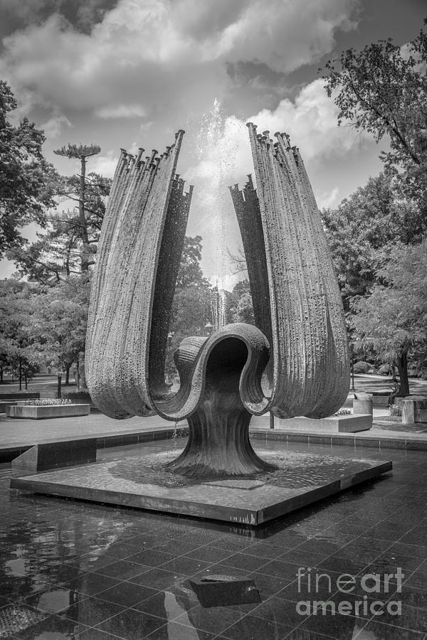 Memorial Fountain Photograph by Lee Wellman