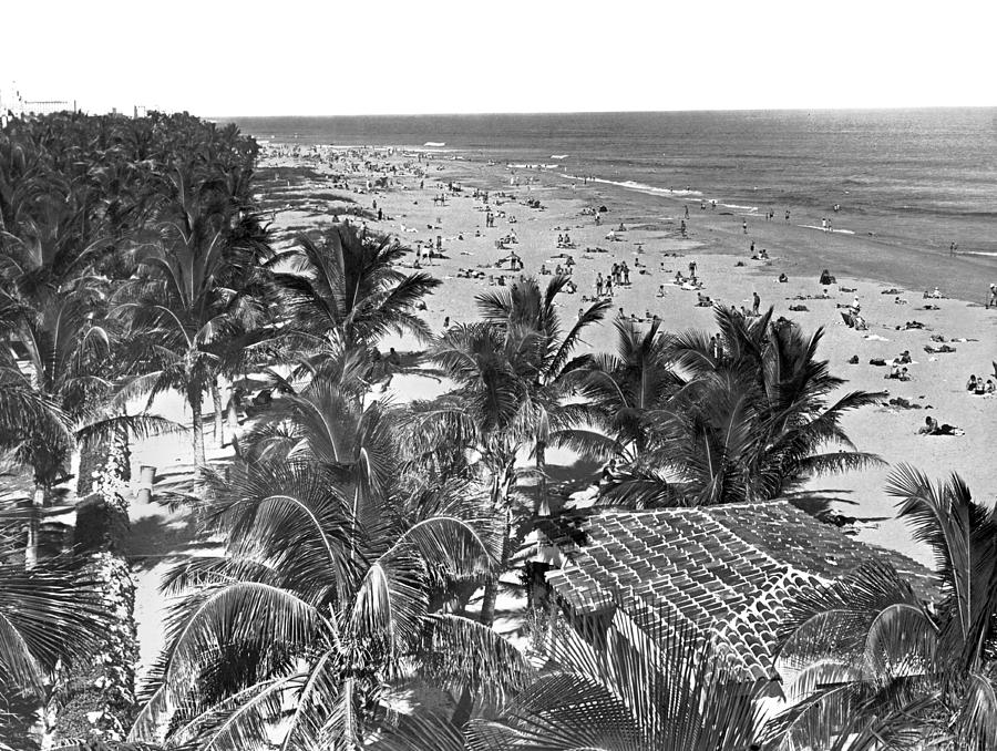 Miami Beach with Lummus Park Photograph by Underwood Archives