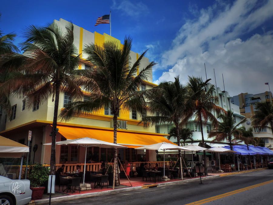 Miami - Deco District 011 Color Photograph by Lance Vaughn