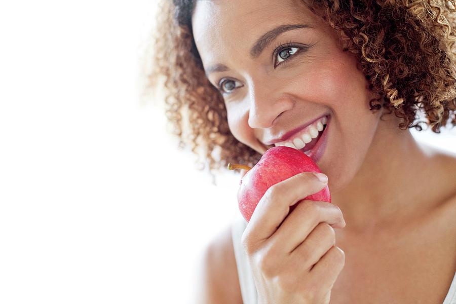 Mid Adult Woman Eating Apple Photograph by Science Photo Library