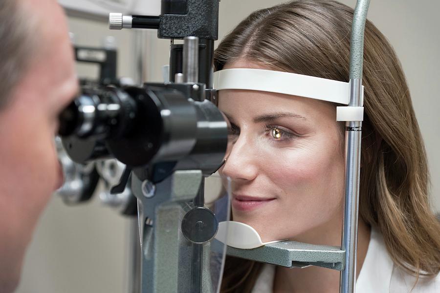 Mid Adult Woman Having Eye Test Photograph by Science Photo Library