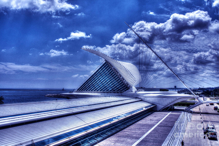 Milwaukee Photograph - Milwaukee Art Museum 1 by Tommy Anderson