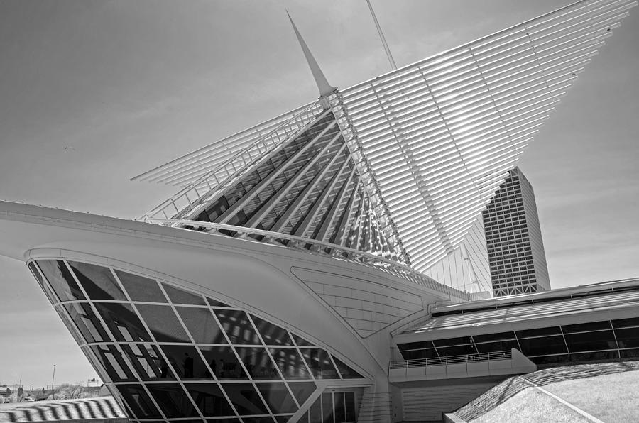 Black And White Photograph - Milwaukee Art Museum Black and White  by Susan McMenamin