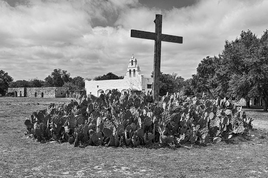 Mission San Juan BW Photograph by Alan Tonnesen