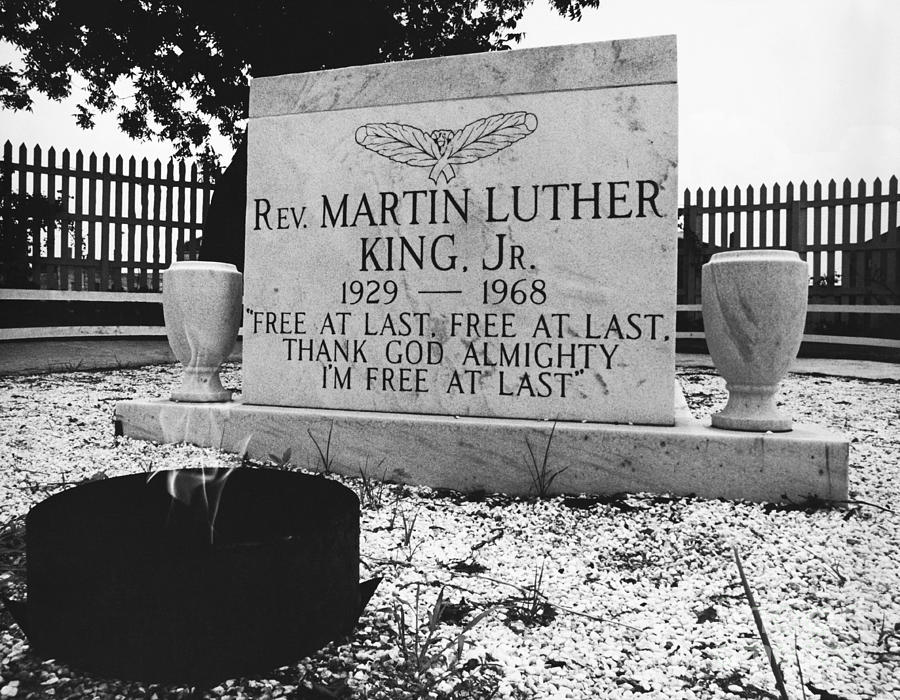 Martin Luther King Jr Photograph - Mlks Original Grave by Tom McHugh