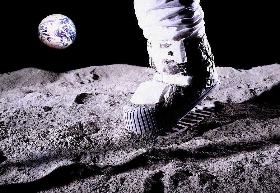 Луна фут. First man walks on the Moon. Moon landing Human Figure. Astronaut Creative on the Moon. Moon Mock up.