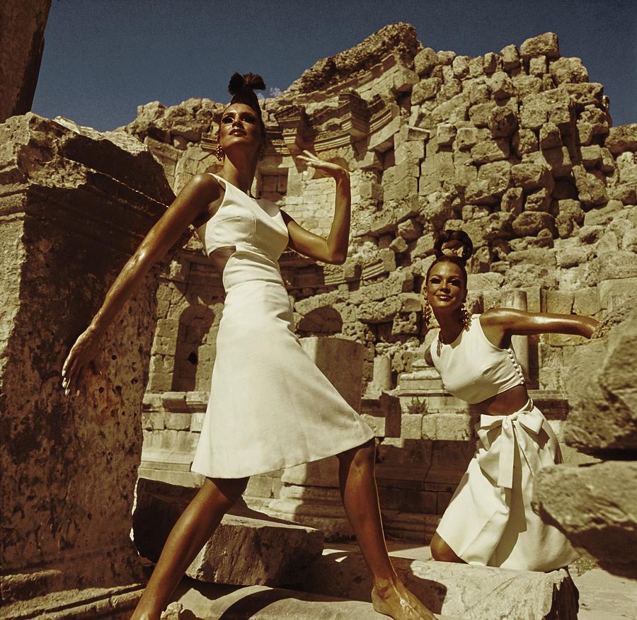 Models At Nymphaeum Photograph by Henry Clarke